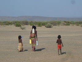 Mujer buscando agua en Afar
